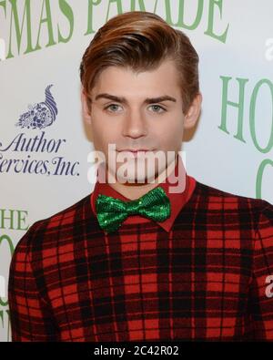 27 novembre 2016, Hollywood, Californie, États-Unis : Garrett Clayton assiste à la 85e édition de la parade de Noël annuelle hollywoodienne à Hollywood Boulevard. (Image crédit : © Billy Bennight/ZUMA Wire) Banque D'Images