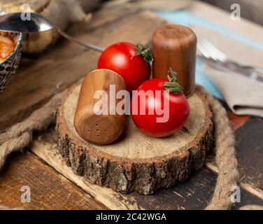 Tomates fraîches sur un morceau de bois Banque D'Images