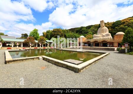 Kyoto, Japon - 18 avril 2018 : le Mémorial de la Seconde Guerre mondiale de Ryozen Kannon. La statue géante de la déesse Kannon domine un centre de documentation. Banque D'Images