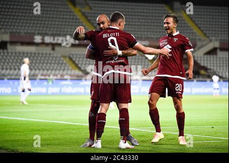 Turin, Italie - 23 juin 2020 : Andrea Belotti du FC Torino fête avec Simone Zaza du FC Torino et Simone Edera du FC Torino après avoir marquant le but d'ouverture lors du match de football de la série A entre le FC Torino et le Calcio Udinese. Crédit: Nicolò Campo/Alay Live News Banque D'Images