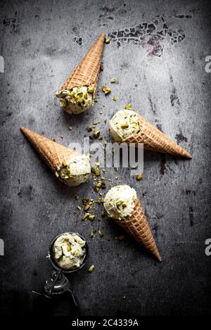 Glace au pistache dans des Cones à gaufres Banque D'Images