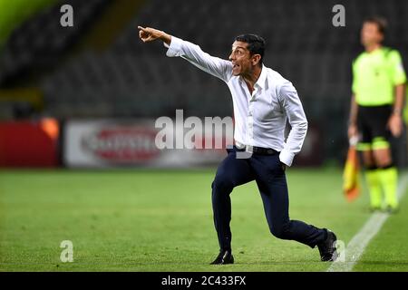 Turin, Italie. 23 juin 2020. TURIN, ITALIE - 23 juin 2020 : Moreno Longo, entraîneur en chef du FC de Turin, gestes pendant la série UN match de football entre le FC de Turin et le Calcio d'Udinese. (Photo de Nicolò Campo/Sipa USA) crédit: SIPA USA/Alay Live News Banque D'Images