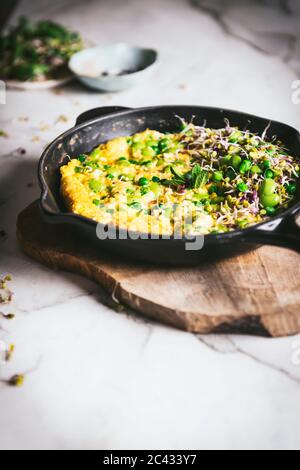 Fromage Frittata dans une poêle Banque D'Images