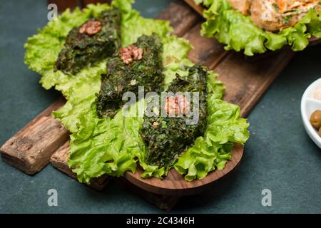 Omelette à base de plantes vertes sur une feuille de laitue Banque D'Images