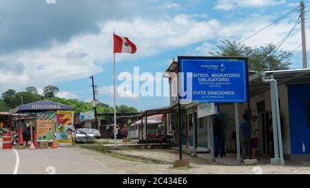 La Tina, Piura / Pérou - avril 4 2019: Touristes dans le bureau d'immigration du Pérou près du pont international de Macara Banque D'Images