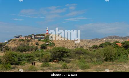 Mancora, Piura / Pérou - avril 9 2019: Vue panoramique du phare de Mancora pendant la journée avec ciel bleu Banque D'Images