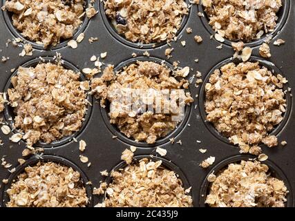 Vue en gros plan des muffins aux myrtilles avec garniture en crumble à l'avoine. Banque D'Images