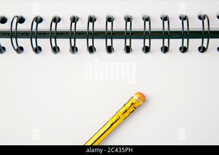 Cahier en spirale et un crayon à mâcher, gros plan Banque D'Images