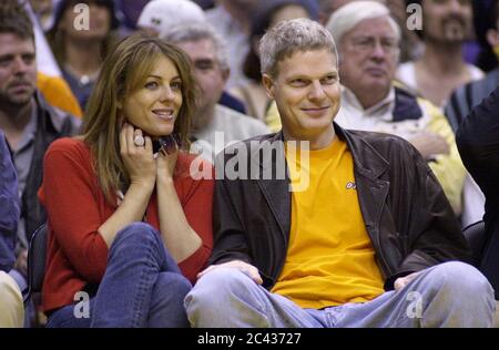 Century City, États-Unis. 23 juin 2020. La mannequin/actrice Elizabeth Hurley et le producteur et financier Steve Bing (R) prennent part à un match de la NBA des Lakers de Los Angeles au Staples Center de Los Angeles dans ce fichier photo le dimanche 15 avril 2001. TMZ a déclaré que Bing a sauté à sa mort du 27e étage de son immeuble à Century City, Californie, lundi. Selon des sources, Bing était déprimée par le manque de contact humain pendant la pandémie du coronavirus (COVID-19). Photo de fichier par Jim Ruymen/UPI. Crédit : UPI/Alay Live News Banque D'Images