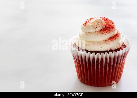 Un seul cupcake en velours rouge sur marbre Banque D'Images