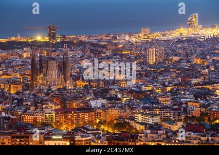 Vue aérienne du paysage urbain de Barcelone, avec le monument architectural de la basilique de la Sagrada Familia illuminée au crépuscule, Catalogne, Espagne. Banque D'Images
