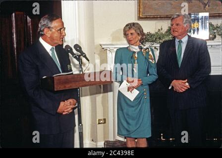 Taoiseach (Premier ministre) Albert Reynolds d'Irlande fait des remarques au cours de la cérémonie où il présentera au président des États-Unis Bill Clinton un bol de shamrock honorant la Saint Patrick avec dans la salle Roosevelt de la Maison Blanche à Washington, DC le 17 mars 1993. Au cours de ses remarques, le président Clinton a annoncé qu'il nomma Jean Kennedy Smith comme ambassadeur des États-Unis en Irlande. De gauche à droite : le Premier ministre Reynolds, Jean Kennedy Smith, et le sénateur américain Ted Kennedy (démocrate du Massachusetts) Credit: Martin H. Simon / Pool via CNP /MediaPunch Banque D'Images