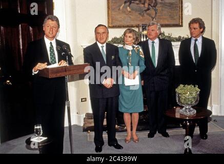 Le président des États-Unis, Bill Clinton, fait des remarques lorsqu'il participe à la présentation annuelle d'un bol de shampoings en l'honneur de la Saint Patrick avec Taoiseach (Premier ministre), Albert Reynolds d'Irlande, dans la salle Roosevelt de la Maison Blanche à Washington, DC, le 17 mars 1993. Au cours de ses remarques, le président Clinton a annoncé qu'il nomma Jean Kennedy Smith comme ambassadeur des États-Unis en Irlande. De gauche à droite : le président Clinton, le Premier ministre Reynolds, Jean Kennedy Smith, le sénateur américain Ted Kennedy (démocrate du Massachusetts) et le représentant américain Joseph P. Kennedy II (démocrate du Massachusetts) Banque D'Images