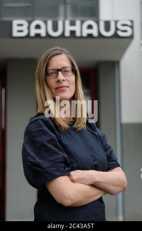 10 juin 2020, Saxe-Anhalt, Dessau-Roßlau: Claudia Perren, Directrice de la Fondation Bauhaus Dessau. Le 1er août 2020, elle deviendra directrice de l'École d'Art et de Design de Bâle. (À l'administrateur de dpa 'Dessau Bauhaus Claudia Perren se rend en Suisse') photo: Sebastian Willnow/dpa-Zentralbild/dpa Banque D'Images