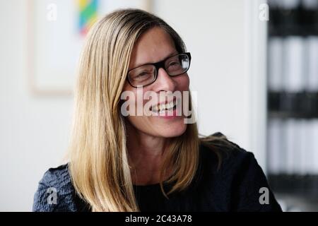 10 juin 2020, Saxe-Anhalt, Dessau-Roßlau: Claudia Perren, Directrice de la Fondation Bauhaus Dessau. Le 1er août 2020, elle deviendra directrice de l'École d'Art et de Design de Bâle. (À l'administrateur de dpa 'Dessau Bauhaus Claudia Perren se rend en Suisse') photo: Sebastian Willnow/dpa-Zentralbild/dpa Banque D'Images