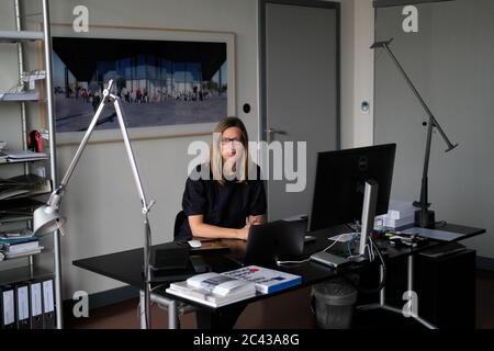 10 juin 2020, Saxe-Anhalt, Dessau-Roßlau: Claudia Perren, Directrice de la Fondation Bauhaus Dessau. Le 1er août 2020, elle deviendra directrice de l'École d'Art et de Design de Bâle. (À l'administrateur de dpa 'Dessau Bauhaus Claudia Perren se rend en Suisse') photo: Sebastian Willnow/dpa-Zentralbild/dpa Banque D'Images