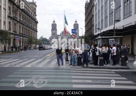 (200624) --BEIJING, 24 juin 2020 (Xinhua) -- des gens se rassemblent dans une rue après un tremblement de terre à Mexico, capitale du Mexique, le 23 juin 2020. (Photo par Sunny Quintero/Xinhua) Banque D'Images