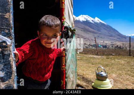 (200624) --BEIJING, le 24 juin 2020 (Xinhua) -- UN enfant joue à la porte d'un yourte dans le comté autonome de Taxkorgan, dans la région autonome de Xinjiang, dans le nord-ouest de la Chine, le 22 juin 2020. (Xinhua/Hu Huhu) Banque D'Images