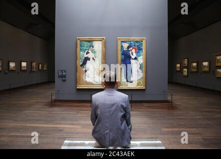 (200624) --BEIJING, 24 juin 2020 (Xinhua) -- UN visiteur visite le Musée d'Orsay alors que le musée rouvre au public à Paris, France, 23 juin 2020. (Xinhua/Gao Jing) Banque D'Images