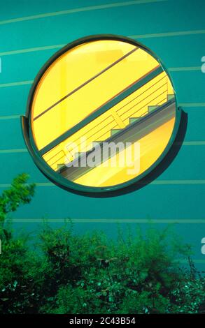 Vue sur un escalier par une fenêtre ronde Banque D'Images