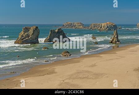 Rocky Coast lors d'une journée ensoleillée sur Bandon Beach, en Oregon Banque D'Images