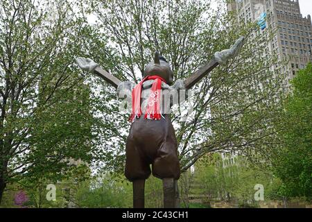 Architecture extérieure et sculpture en bronze Pinocchio se dresse au-dessus d'une charrette à roulettes au « Saint LOUIS CITY GARDEN » sculpté en 2009 par Jim Dine- Mo Banque D'Images