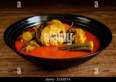 Poisson-chat avec sauce au curry épicée et légumes Banque D'Images