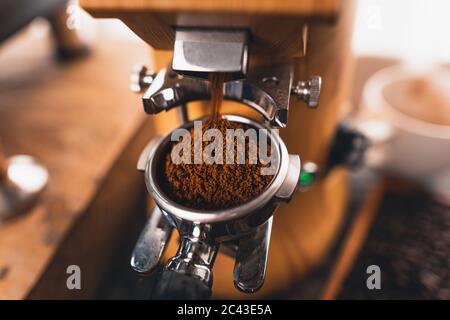 Préparer du café moulu à la maison Banque D'Images
