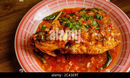 Poisson malais thaïlandais sucré, aigre et épicé. Ce plat appétissant est une combinaison de 3 goûts différents qui sont doux, aigre et sauce épicée Banque D'Images