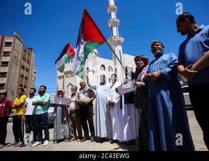 Khan Yunis, Palestine. 23 juin 2020. Les manifestants palestiniens participent à une manifestation contre les projets d'Israël d'annexer des parties de la Cisjordanie occupée, à Khan Yunis, dans le sud de la bande de Gaza, en Palestine, le 23 juin 2020. Israël entend entamer un processus d’annexion des colonies de Cisjordanie et de la vallée du Jourdain à partir du 1er juillet, dans le cadre d’une initiative de paix américaine. (Photo par Yousef Masoud/INA photo Agency/Sipa USA) crédit: SIPA USA/Alay Live News Banque D'Images