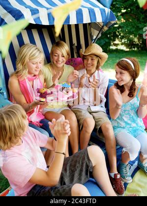 Groupe d'adolescents lors d'une fête d'anniversaire, Munich, Bavière, Allemagne Banque D'Images