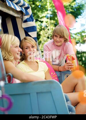 Trois adolescents lors d'une fête d'anniversaire, Munich, Bavière, Allemagne Banque D'Images