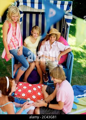 Groupe d'adolescents lors d'une fête d'anniversaire, Munich, Bavière, Allemagne Banque D'Images