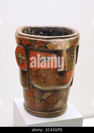 Vaso cérémonial (Kero) en forma de cabeza humana con motivos figurativos relacionados con el inca. Indispensable en las materias andinas, era utilizado para ofrecer líquidos en determinados ritos asociados con la fertidad. Madera. Cultura Inca (1400-1533 d. C.). Cuzco, Pérou. Musée d'América. Madrid. Espagne. Banque D'Images