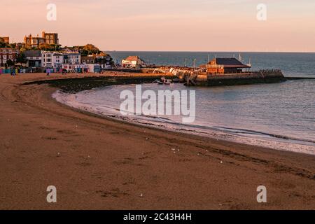 Site anglais, vacances en bord de mer britanniques et détente sur l'été idée conceptuelle avec lever du soleil sur la jetée, l'océan avec des vagues calmes et le sable Banque D'Images