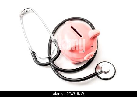 Coût des soins de santé et le prix élevé de la qualité concept d'assurance santé thème avec un stéthoscope et une banque de porc rose isolé sur fond blanc Banque D'Images
