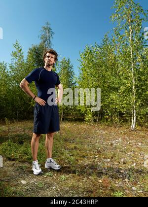 Jogger se trouve dans une zone rurale, Munich, Bavière, Allemagne Banque D'Images