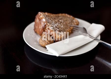 Morceau de gâteau et de noyer sur l'assiette, Berlin, Allemagne Banque D'Images