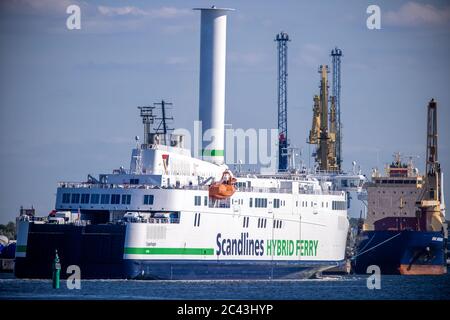 Rostock, Allemagne. 15 juin 2020. Le ferry hybride « Copenhague », propriété de la compagnie de transport Scandilines, se rendra à son quai dans le port maritime de Rostock avec la nouvelle voile à rotor installée en mai. Le navire effectue la navette entre Gedser (Danemark) et Rostock sur la mer Baltique. La voile du rotor Norsepower est une version moderne d'un "rotor Flettner". Il est conçu pour propulser le navire à l'aide de l'énergie éolienne, réduisant ainsi les émissions de CO2 de quatre à cinq pour cent. Credit: Jens Büttner/dpa-Zentralbild/ZB/dpa/Alay Live News Banque D'Images