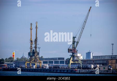 Rostock, Allemagne. 15 juin 2020. Des grues sont montées sur la jetée du port de fret et de pêche de Rostock. Credit: Jens Büttner/dpa-Zentralbild/ZB/dpa/Alay Live News Banque D'Images