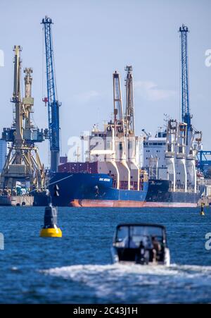 Rostock, Allemagne. 15 juin 2020. Les navires de cargaison sont amarrés dans l'un des bassins portuaires du port de Rostock, dans le port d'outre-mer. Credit: Jens Büttner/dpa-Zentralbild/ZB/dpa/Alay Live News Banque D'Images