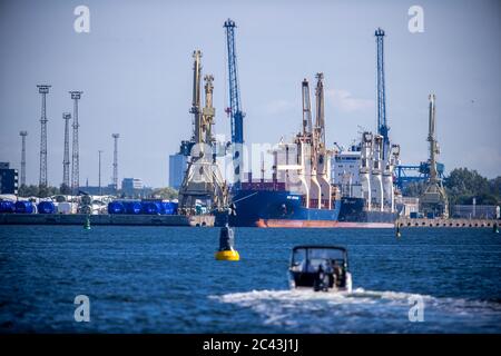 Rostock, Allemagne. 15 juin 2020. Les navires de cargaison sont amarrés dans l'un des bassins portuaires du port de Rostock, dans le port d'outre-mer. Credit: Jens Büttner/dpa-Zentralbild/ZB/dpa/Alay Live News Banque D'Images