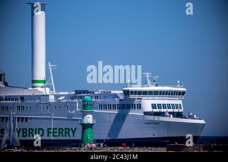 Rostock, Allemagne. 15 juin 2020. Le ferry hybride « Copenhague », propriété de la compagnie de transport Scandilines, se rendra à son quai dans le port maritime de Rostock avec la nouvelle voile à rotor installée en mai. Le navire effectue la navette entre Gedser (Danemark) et Rostock sur la mer Baltique. La voile du rotor Norsepower est une version moderne d'un "rotor Flettner". Il est conçu pour propulser le navire à l'aide de l'énergie éolienne, réduisant ainsi les émissions de CO2 de quatre à cinq pour cent. Credit: Jens Büttner/dpa-Zentralbild/ZB/dpa/Alay Live News Banque D'Images