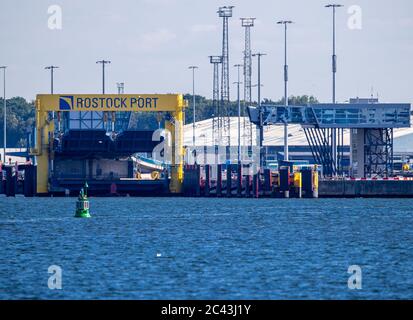 Rostock, Allemagne. 15 juin 2020. Un quai de ferry depuis le port de Rostock dans le port d'outre-mer. Credit: Jens Büttner/dpa-Zentralbild/ZB/dpa/Alay Live News Banque D'Images