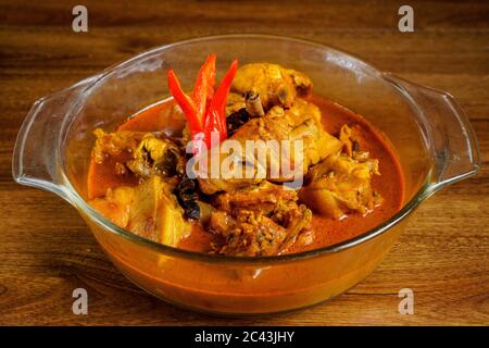 Curry de poulet, plat originaire du sous-continent indien, délicatesse commune dans la cuisine du sous-continent indien, cuisine de l'Asie du Sud-est. Banque D'Images