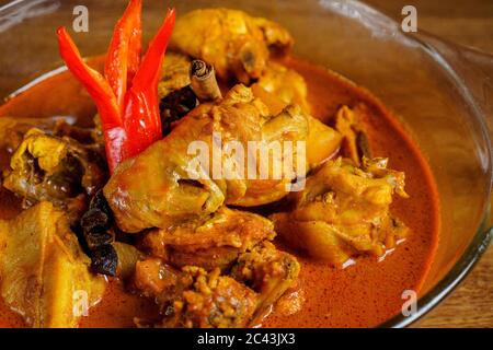 Curry de poulet, plat originaire du sous-continent indien, délicatesse commune dans la cuisine du sous-continent indien, cuisine de l'Asie du Sud-est. Banque D'Images