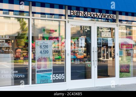 Un logo à l'extérieur d'un magasin de détail Bath & Body Works à Bowie, Maryland, le 8 juin 2020. Banque D'Images