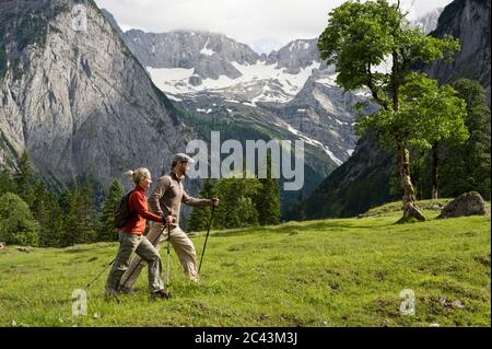 Couple faisant marche nordique dans le Karwendel, Autriche Banque D'Images