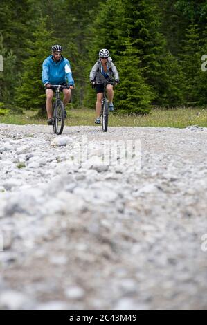 Promenades en couple sur des VTT, Karwendel, Autriche Banque D'Images