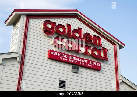 Un logo à l'extérieur d'un Golden Corral buffet & Grill à Hagerstown, Maryland, le 10 juin 2020. Banque D'Images